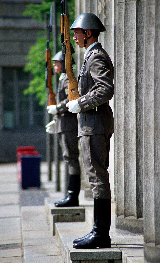 033-Image7 | Wachsoldaten der Nationalen Volksarmee (NVA) der DDR im Sommer 1978 auf den Stufen der Neuen Wache in Ostberlin (heute Berlin-Mitte), Unter den Linden 4 - Realisiert mit Pictrs.com