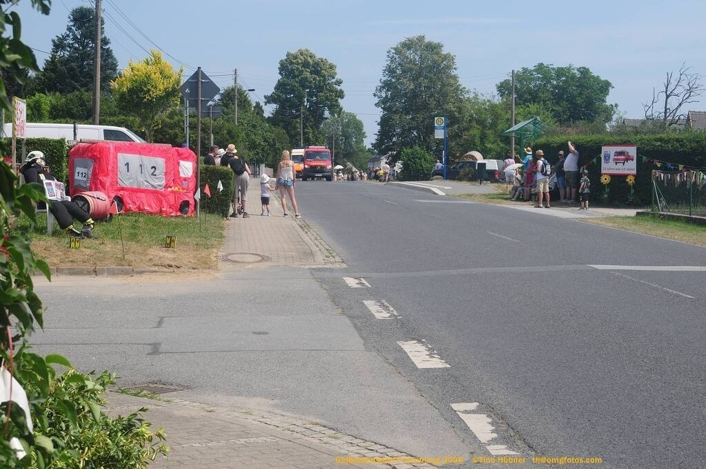 Geißmannsdorf-2026-Festumzug-064 | Festumzug in Geißmannsdorf bei Bischofswerda im Juni 2026. Fotografische Eindrücke und Momentaufnahmen vom Festumzug anläßlich des 800-jährigen Bestehens von Geißmannsdorf - mit Teilnehmern und Gästen, Strohpuppen und geschmückten Vorgärten und Grundstücken - Realisiert mit Pictrs.com
