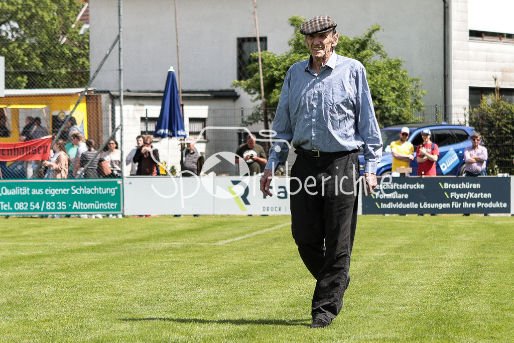 FC Pipinsried - SV Wacker Burghausen | Pipinsried Vereinslegende Konrad HOESS wird in der Halbzeit zum Ehrenpraesidenten ernannt / Ehrung / Einzelfoto / Freisteller