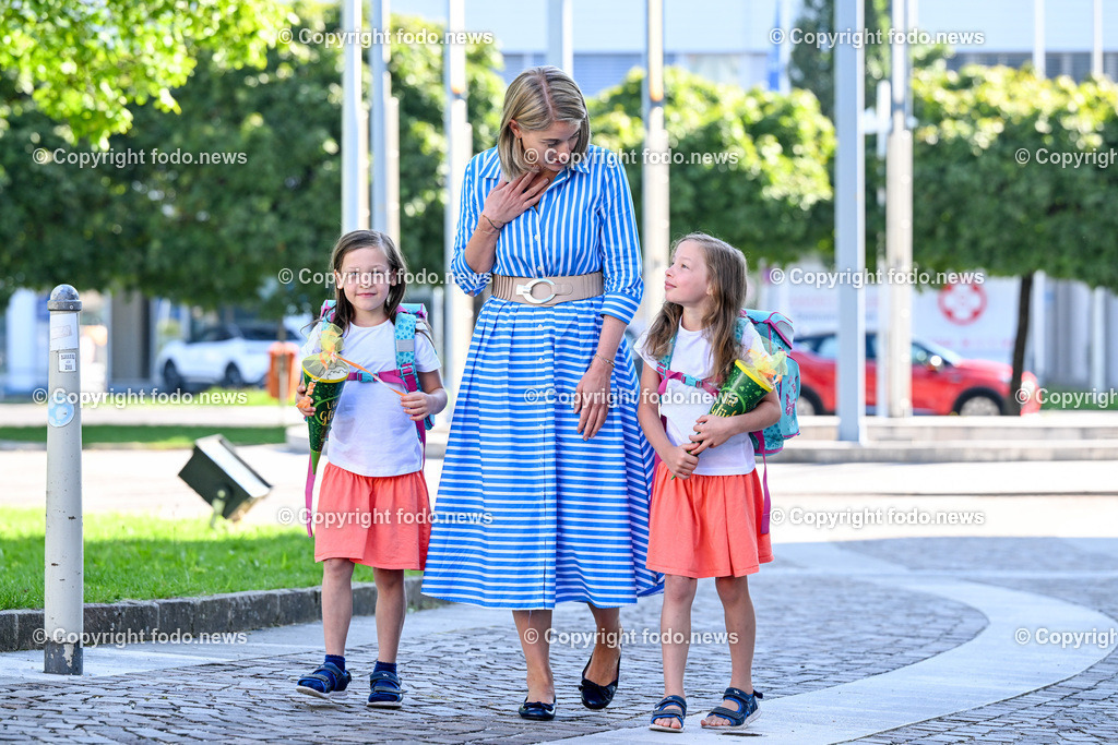 Bildungsdirektion Linz_ Schulstart_ 06.09.2023-1 | 06.09.2023, Linz, AUT, Bildungsdirektion Linz, Schulstart 2023, im Bild LH-StvIn Christine Haberlander (VP) mit den Schulanfaengerinnen Alisa und Elena (beide 7, Zwillinge)