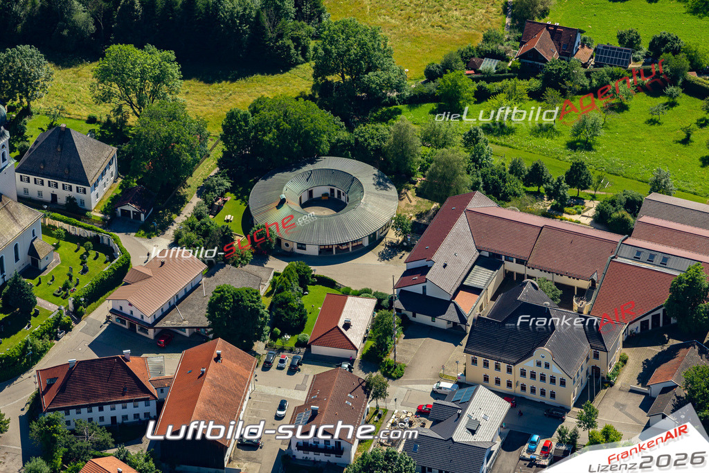 Aktuelles Luftbild von Traunwalchen Traunreut - Die Luftaufnahme wurde 2022 mittels UL-Flugzeug erstellt ( keine Drohne ) - hochauflösende Kamera-Systeme von  Canon -Beste Qualität - Für grossformatige Ausdrucke geeignet. Die Geschenkidee !