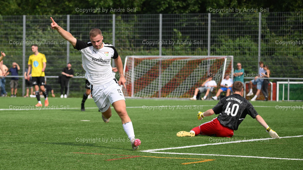 TSV Kronshagen vs TSV Altenholz | 03.08.24, Fußball-Landesliga Schleswig Männer 2024/2025, TSV Kronshagen (weiss) vs. TSV Altenholz (gelb), Roman-Alexander Reikat (TSVK #12) bejubelt seinen Treffer zum 2-1 / Joris Schwarz (TSVA #40) - Realisiert mit Pictrs.com