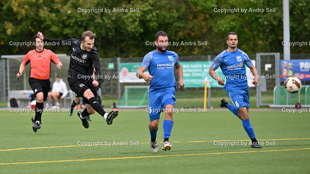 TSV Klausdorf vs SV Dörpum | Tim Hartlep (Klausdorf #20 Ball wird zur Ecke geklärt) vs Lars Peretzke  (Dörpum #5) &amp; Henrik Jessen (Dörpum #6) / Fußball-Landesliga Schleswig Männer 2026/2027 / TSV Klausdorf vs SV Dörpum / Kunstrasenplatz Klausdorf / Schwentinental / 17.10.26 - Realisiert mit Pictrs.com