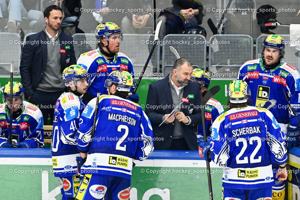 EC IDM WÄRMEPUMPEN VSV vs. HCB Südtirol Alperia | #22 Nikita Scherbak EC VSV, #2 Dylan MacPherson EC VSV, #40 Elias Wallenta EC VSV, #13 Adam Helewka EC VSV, EC VSV Spielerbank, Pierre Allard Headcoach EC VSV, hängende Köpfe, Marco Pewal Assistant Coach EC VSV, EC IDM WÄRMEPUMPEN VSV vs. HCB Südtirol Alperia, EC IDM WÄRMEPUMPEN VSV vs. HCB Südtirol Alperia am 28.12.2025 in Villach (Stadthalle Villach), Austria, (Photo by Bernd Stefan)