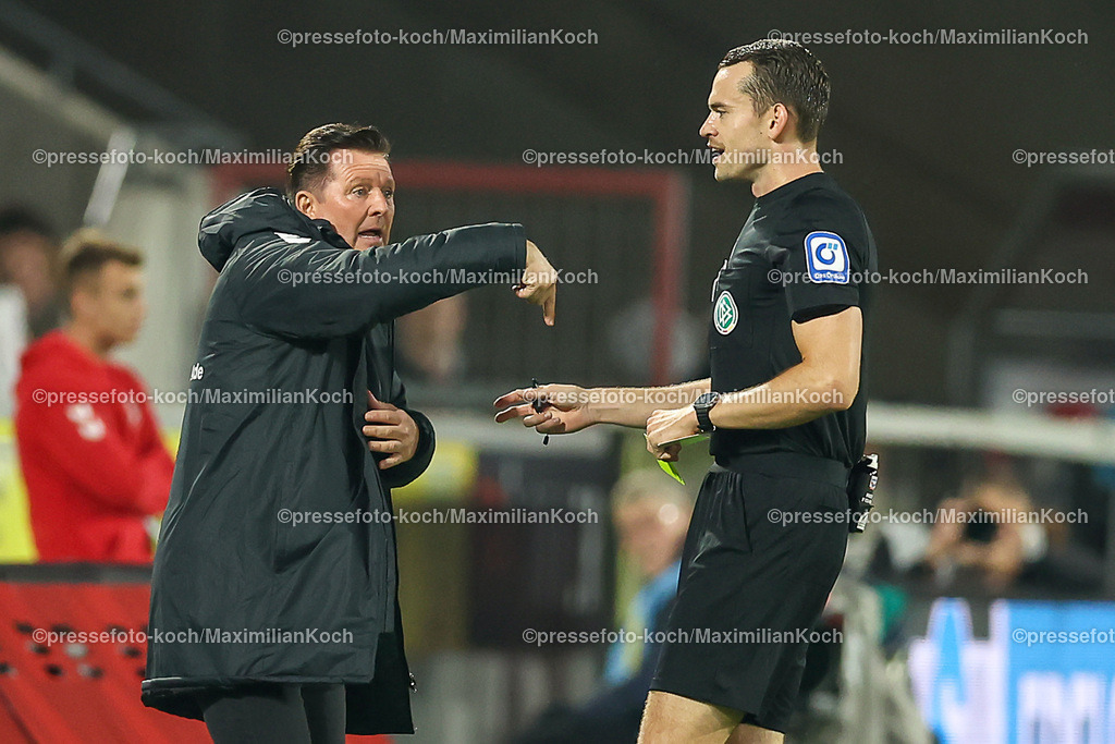 Koe14092402094 | 14.09.2024, 2. Fußball Bundesliga, 1. FC Köln - 1. FC Magdeburg, RheinEnergieSTADION, Saison 2024 2025: Schiedsrichter Richard Hempel (SR) verteilt eine Gelbe Karte an Trainer Christian Titz (Cheftrainer 1.FC Magdeburg)DFB regulations prohibit any use of photographs as image sequences and or quasi-video.