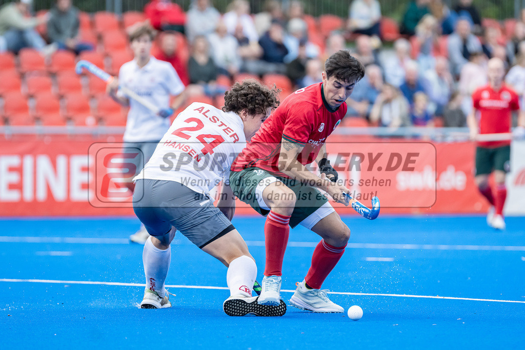 HK_20230930_104763 | 1.Bundesliga Herren Crefelder HTC - Club an der Alster am 30.9.2023 CHTC, Krefeld , Nicolaus Hansen ( Club an der Alster #24 ) , Martin Ignacio Ferreiro ( Crefelder HTC #18 )