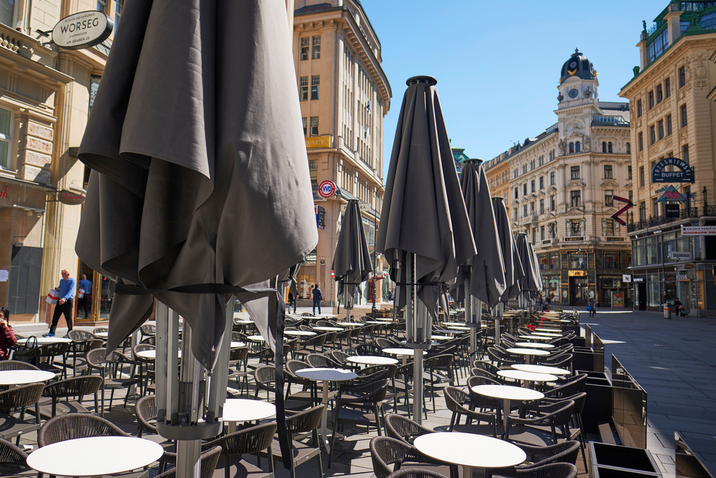 Menschenleerer Schanigarten vor dem Cafe | Wien, Austria - April 07, 2020: Fotografische Eindrücke auf dem Weg von Floridsdorf zum Stephansplatz während der Corona-Krise; Menschenleerer Schanigarten vor dem Cafe, Am Graben. - Realisiert mit Pictrs.com