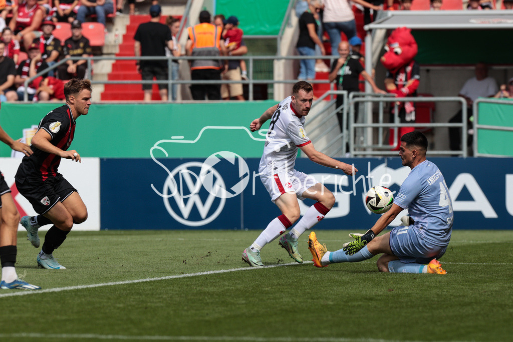 FC Ingolstadt - 1. FC Kaiserslautern | Jannik MAUSE (FCK #18) erzielt in dieser Szene das 0-1 fuer den FCK / Tor / Treffer / Torschuetze