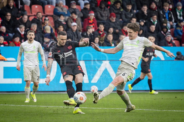 German Bundesliga, Bayer 04 Leverkusen vs. SV Werder Bremen, 24.01.2026 | LEVERKUSEN, GERMANY - JANUARY 24: Aleix Garcia (Bayer 04 Leverkusen, 24) is challenged by Jens Stage (SV Werder Bremen, 6) during the German Bundesliga match on gameday 19 between Bayer 04 Leverkusen vs. SV Werder Bremen at BayArena on January 24, 2026 in Leverkusen, Germany. DFL REGULATIONS PROHIBIT ANY USE OF PHOTOGRAPHS AS IMAGE SEQUENCES AND/OR QUASI-VIDEO.