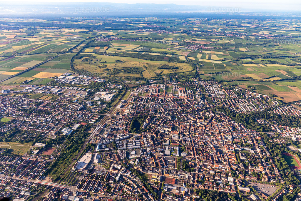 Luftbild: Ortsansicht im Ortsteil Queichheim in Landau im Bundesland Rheinland-Pfalz in Deutschland. Foto: IMG_007810.jpg vom 21.06.2020 durch Werner Riehm/FLY-FOTO.de