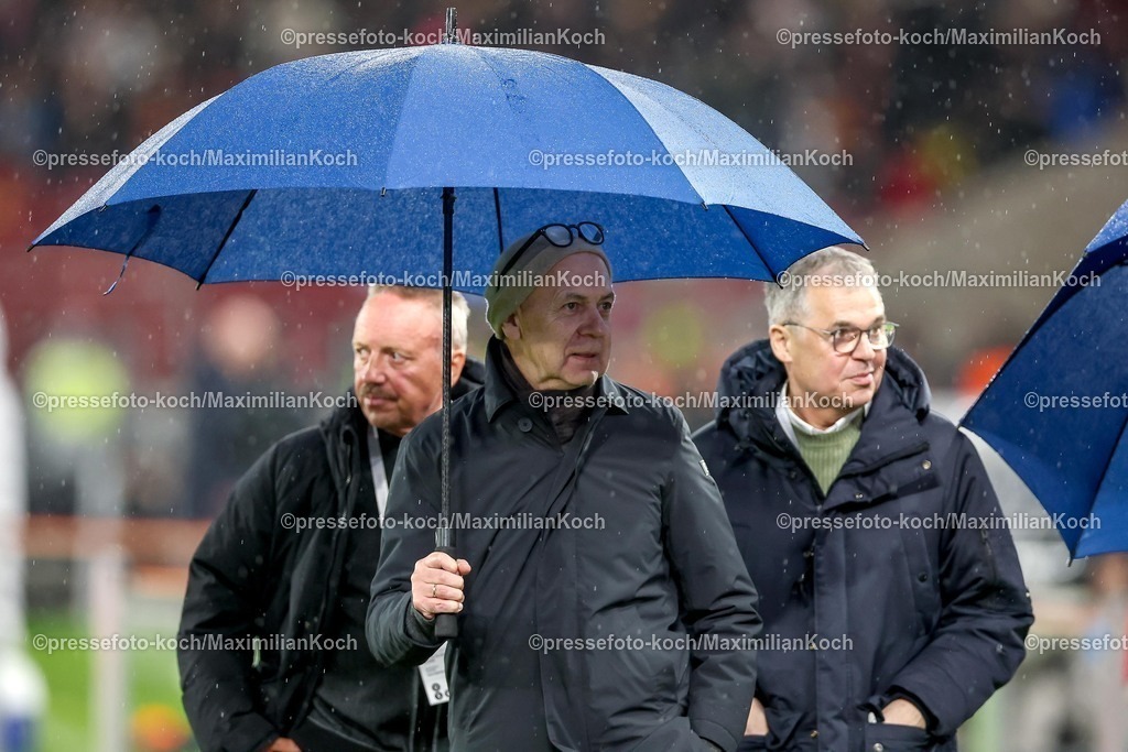DFB30032600026 | 30.03.2026, Fußball, Länderspiel, Deutschland - Ghana, MHP-Arena (Stuttgart), Saison 2025 2026: Präsident des deutschen Fußball-Bundes: Bernd Neuendorf unter einem regenschirm  DFB regulations prohibit any use of photographs as image sequences and or quasi-video.