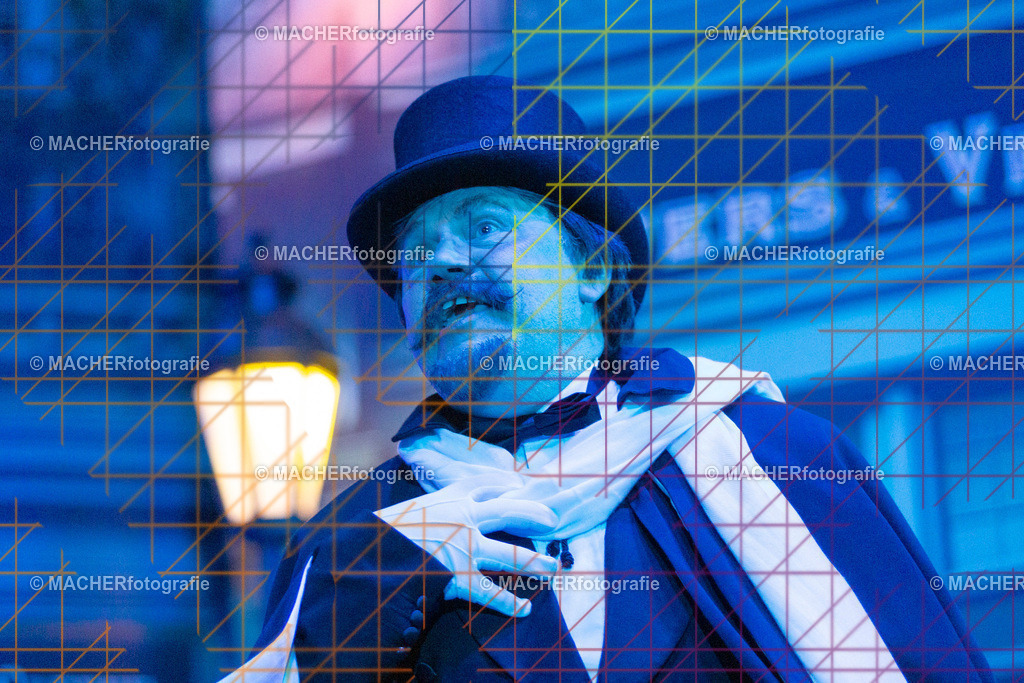 043_MFL-2025 | Portraitbilder von Regisseur; Darsteller; Techniker; Maske; Kostüme; Chor; Musiker; Bilderserie der Generalprobe und der Premierenvorstellung, Szenenbilder; Ausdrucksstudien; Bühnenüberblick; Bühnenkulissen; Pressefotos inkl. Redaktionsfoto Darstellergruppe.