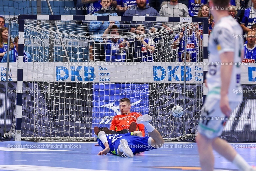Gum30042601166 | 30.04.2026, Handball, 1. HBL, VfL Gummersbach - Frisch Auf! Göppingen, Saison 2025 / 2026 Herren, Schwalbe-Arena: Dominik Kuzmanovic (VfL Gummersbach #01) verteidigt den letzten wurf von Marcel Schiller (Frisch Auf Göppingen #24) die Szene wird überprüft 