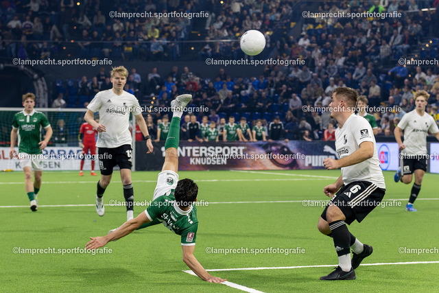 Fußball I Herren I Saison 2025-2026 I Hallenmasters Schleswig-Holstein 045 | v.l. Rohin Shivani (20, VfB Lübeck), Fabian Arndt (6, Heider SV) - Realisiert mit Pictrs.com