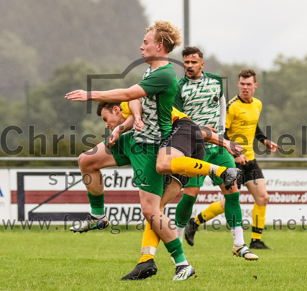 2023-08-06_047_SC_Kirchasch_gegen_SV_Eichenried | Bockhorn, Deutschland, 06.08.2023:
Fußball, Kreisliga 2023 / 2024, 2. Spieltag, SC Kirchasch gegen SV Eichenried, Endergebnis: 3:1

Juan Carlos Rühlemann (SV Eichenried, #8), Egid Pichlmair (SC Kirchasch, #22)

Foto: Christian Riedel / fotografie-riedel.net