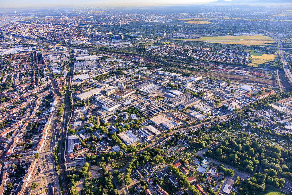 Luftbild: Gewerbegebiet Floßwörthstraße von Süden im Ortsteil Neckarau in Mannheim im Bundesland Baden-Württemberg in Deutschland. – Foto: IMG_157375.jpg vom 18.06.2026 durch Werner Riehm/FLY-FOTO.de – Auflösung des Originals: 6000 x 4000 px
