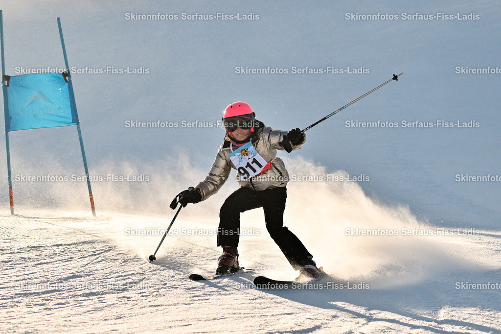 SRF_25.12.2025_0319 | Skirennfotos,Serfaus,Fiss,Ladis,Kinderskirennen,Winter,Tirol,Oberland,skirace,SFL,feelfree,weil wir's genießen,ski,Ski,skifahren,Sonnenplateau, - Realisiert mit Pictrs.com