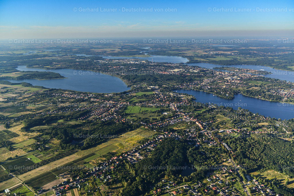 3638471 | WERDER (HAVEL) 25.08.2016 Ortsansicht der Straßen und Häuser mit Großer Plessower See und Havel in Werder (Havel) im Bundesland Brandenburg, Deutschland. // City view of the streets and houses with Grosser Plessower See and Havel in Werder (Havel) in the state Brandenburg, Germany. Foto: Gerhard Launer