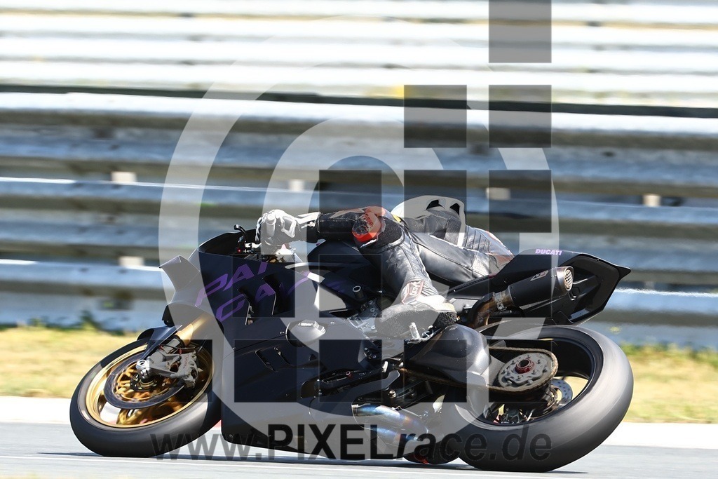 0565-20240720_02066 | Schöne Erinnerungen an spannende Momente - das festzuhalten ist unser Job. PIXELrace.de ist seit 2003 auf den Rennstrecken Europas unterwegs um die Action draußen beim Fahren und die wunderbare Stimmung imm Fahrerlager für euch einzufangen.