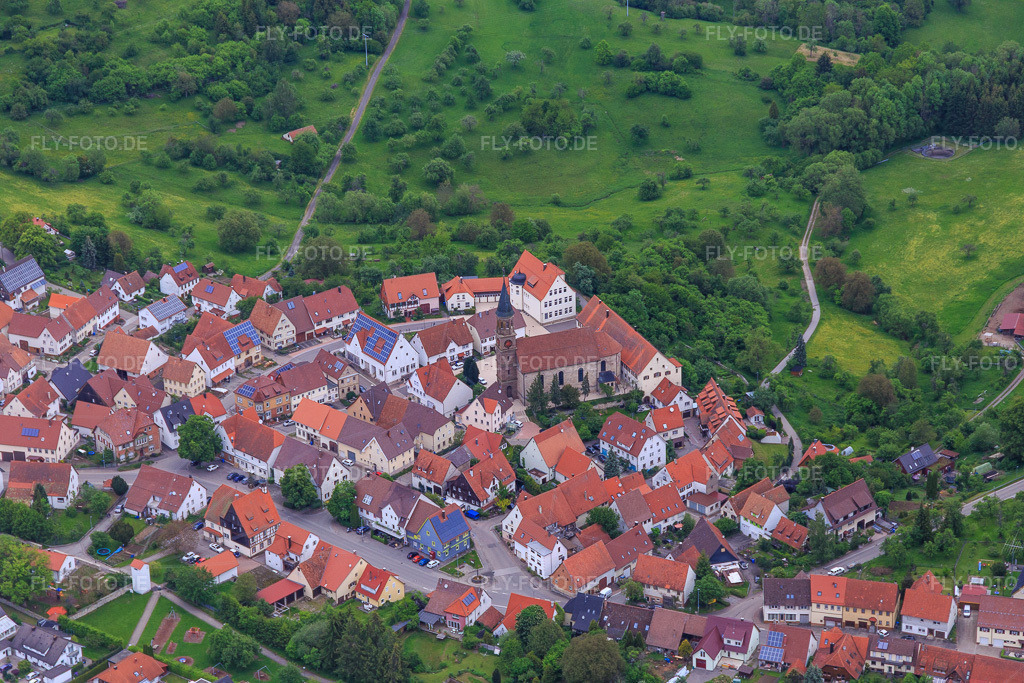 Luftbild: Dorfzentrum mit Kirche St. Markus und Grundschule Binsdorf im Ortsteil Binsdorf in Geislingen im Bundesland Baden-Württemberg in Deutschland. Foto: IMG_114636.jpg vom 31.05.2019 durch Werner Riehm/FLY-FOTO.de