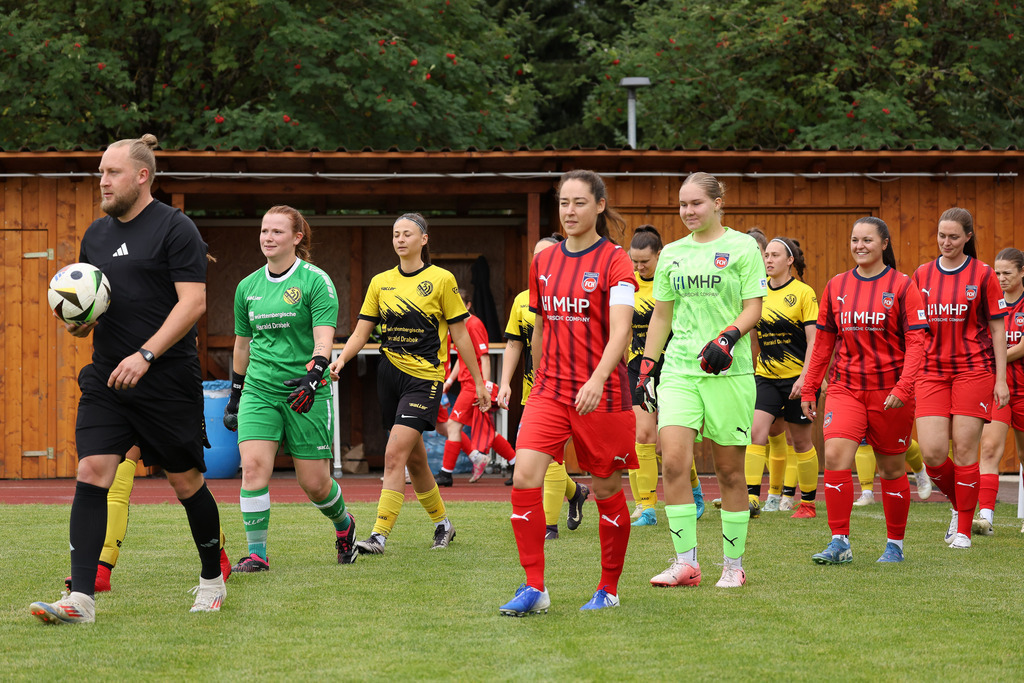 Fußball I FRAUEN I Saison 2025-2026 I Freundschaftsspiel I SGM Ebnat-Waldhausen - 1FC Heidenheim 1846 2 I_250823_1380 | Fotopresso – Sportfotografie in Heidenheim & Umgebung. Professionelle Sportfotografie für unvergessliche Momente. Dynamische Action-Shots, emotionale Szenen & hochwertige Bilder. - Realisiert mit Pictrs.com
