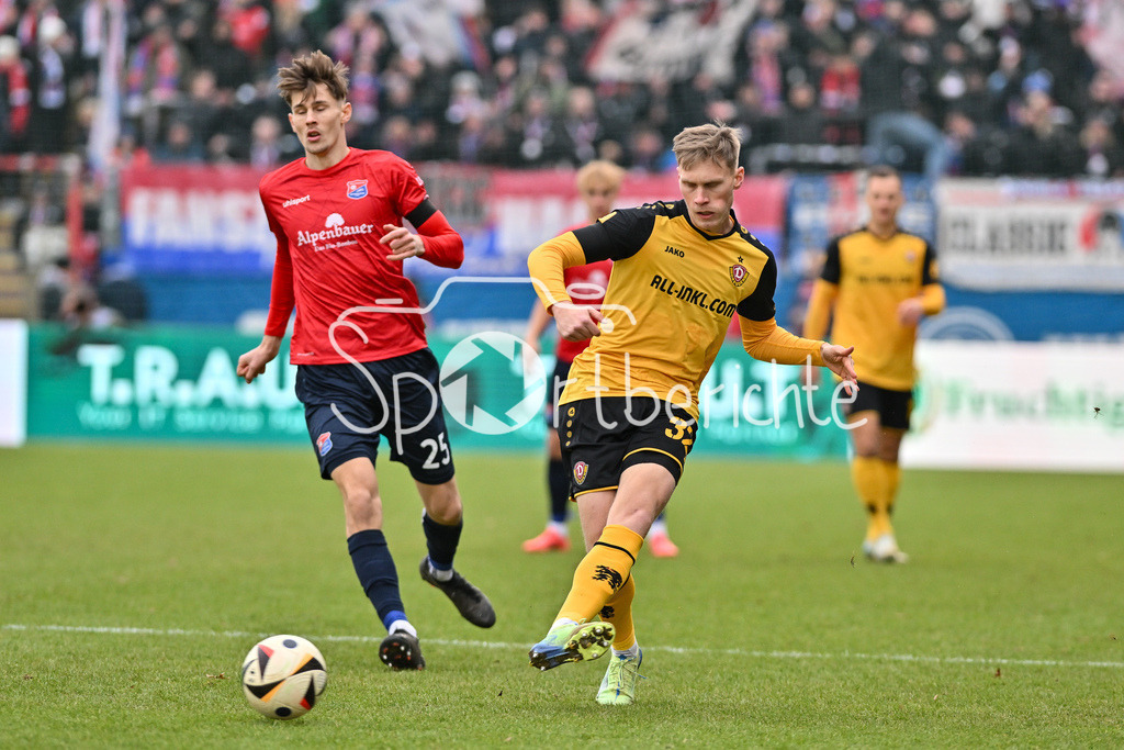 SpVgg Unterhaching - Dynamo Dresden | im Duell Lenn JASTREMSKI (UHG #25) und Jonas STERNER (Dynamo Dresden 32) / Zweikampf / 3. Liga: SpVgg Unterhaching - Dynamo Dresden, Uhlsportpark am 21.12.2024