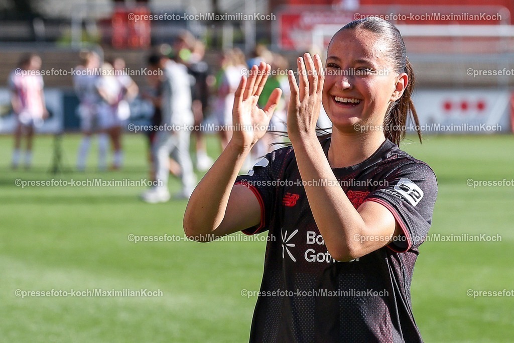 xsscx26042601036 | 26.04.2026, xsscx, Frauen Fussball, Bayer 04 Leverkusen - SC Freiburg, 1. Fussball Bundesliga, 23. Spieltag, Ulrich-Haberland-Stadion, Saison 2025 2026: Sana Coskun (Bayer Leverkusen #42) feiert den Sieg gegen des SC Freiburg  DFB regulations prohibit any use of photographs as image sequences and or quasi-video. Photo: xSandraxScherningxPressefotoKochx