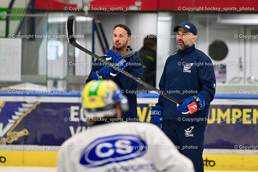 Eistrainig EC VSV mit Headcoach Pierre Allard | Marco Pewal Assistant Coach EC VSV, Eistraining EC VSV mit Headcoach Pierre Allard, 1.Eistraining EC VSV mit Headcoach Pierre Allard am 02.12.2025 in Villach (Stadthalle Villach), Austria, (Photo by Bernd Stefan)