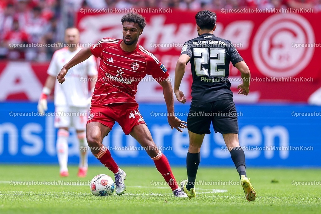 F9510052601018 | 10.05.2026, Fußball, Fortuna Düsseldorf - SV 07 Elversberg, 2. Fußball Bundesliga, Herren, Merkur Spiel-Arena, 33. Spieltag, Saison 2025 2026: Elias Aboulguie Egouli (Fortuna Düsseldorf #44) im Zweikampf gegen  Carlo Sickinger&nbsp;(Elversberg #22)  DFB regulations prohibit any use of photographs as image sequences and or quasi-video.
