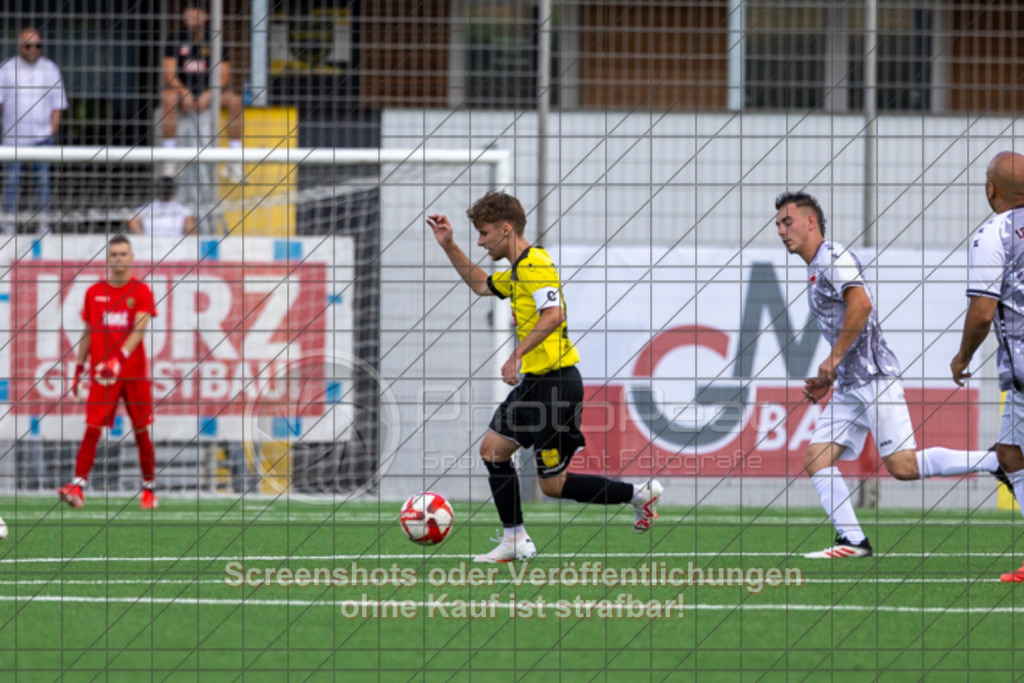 20250824_131530_0302 | #,1.FC Heiningen II (gelb) vs. 1.Göppinger SV III (weiß), Fußball, Kreisliga B7 - Bezirk Neckar/Fils, 01. Spieltag, Saison 2025/2026, Kunstrasenplatz Sportzentrum Heiningen, Krautgarten 1, 73092 Heiningen, 24.08.2025 - 13:00 Uhr,Foto: PhotoPeet-Sportfotografie/Peter Harich