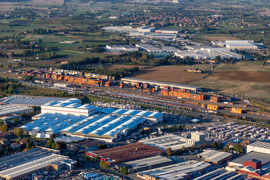 Aerial view: Padan in the district Veggia-Villalunga in Casalgrande in the state Reggio Emilia, Italy.Photo: IMG_134663.jpg taken on 09/19/2022 by Werner Riehm/FLY-FOTO.comResolution of the original: 5472 x 3648 px