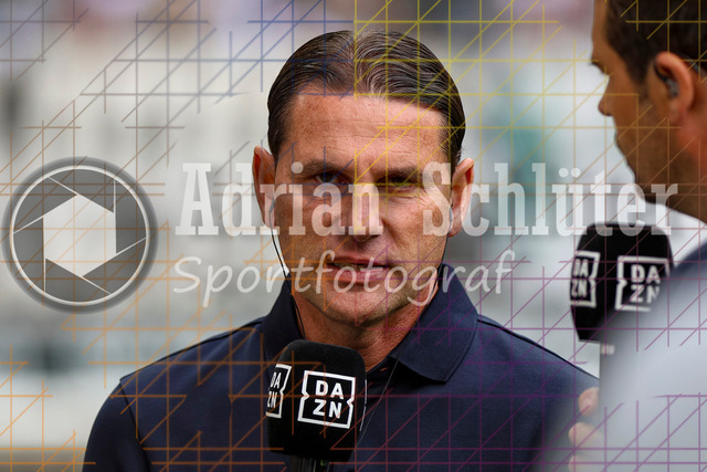 Borussia Mönchengladbach vs SV Werder Bremen - Bundesliga  | Mönchengladbach, Deutschland, 14.09.25:   Gerardo Seoane (Borussia Mönchengladbach) schaut im Interview waehrend des Spiels der Bundesliga zwischen Borussia Mönchengladbach vs SV Werder Bremen im Stadion im Borussia Park(Foto von Brauer-Fotoagentur / Adrian Schlueter)