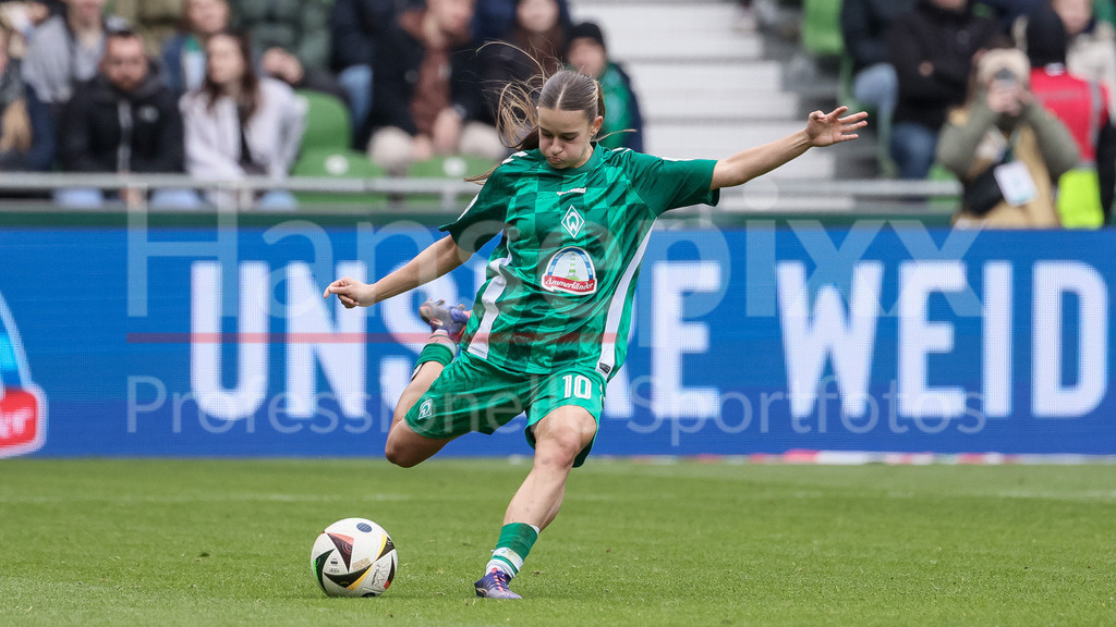 Fussball, Google Pixel Frauen-Bundesliga, SV Werder Bremen - Bayer 04 Leverkusen | v.li.: Tuana Mahmoud (SV Werder Bremen, 10) am Ball, Freisteller, Einzelbild, Ganzkörper, Aktion, Action, Spielszene, DIE DFB-RICHTLINIEN UNTERSAGEN JEGLICHE NUTZUNG VON FOTOS ALS SEQUENZBILDER UND/ODER VIDEOÄHNLICHE FOTOSTRECKEN. DFB REGULATIONS PROHIBIT ANY USE OF PHOTOGRAPHS AS IMAGE SEQUENCES AND/OR QUASI-VIDEO.