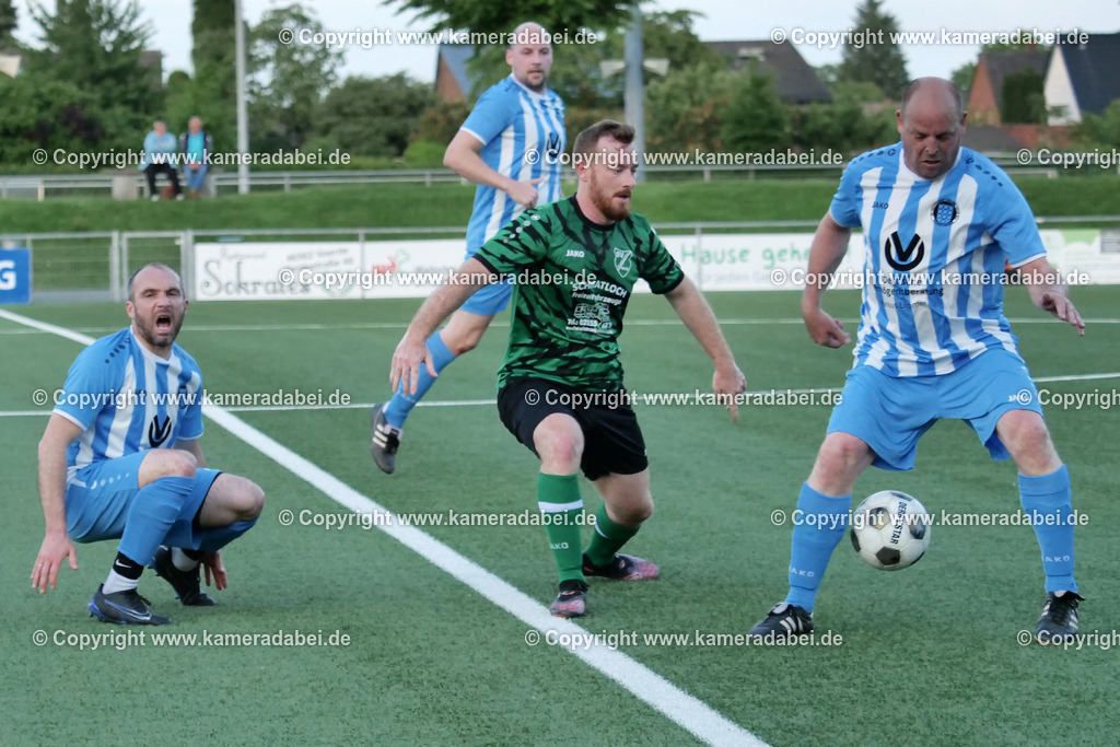 Fußball Kreispokal 25/26 Ü 32 : Spiel um Platz 3 : SV 08/29 Friedrichsfeld - SV Ringenberg AH  2 : 1 | Fußball Kreispokal 25/26 Ü 32 : Spiel um Platz 3 : SV 08/29 Friedrichsfeld - SV Ringenberg AH  2 : 1Spielort : Voerde Friedrichsfeld - Realisiert mit Pictrs.com