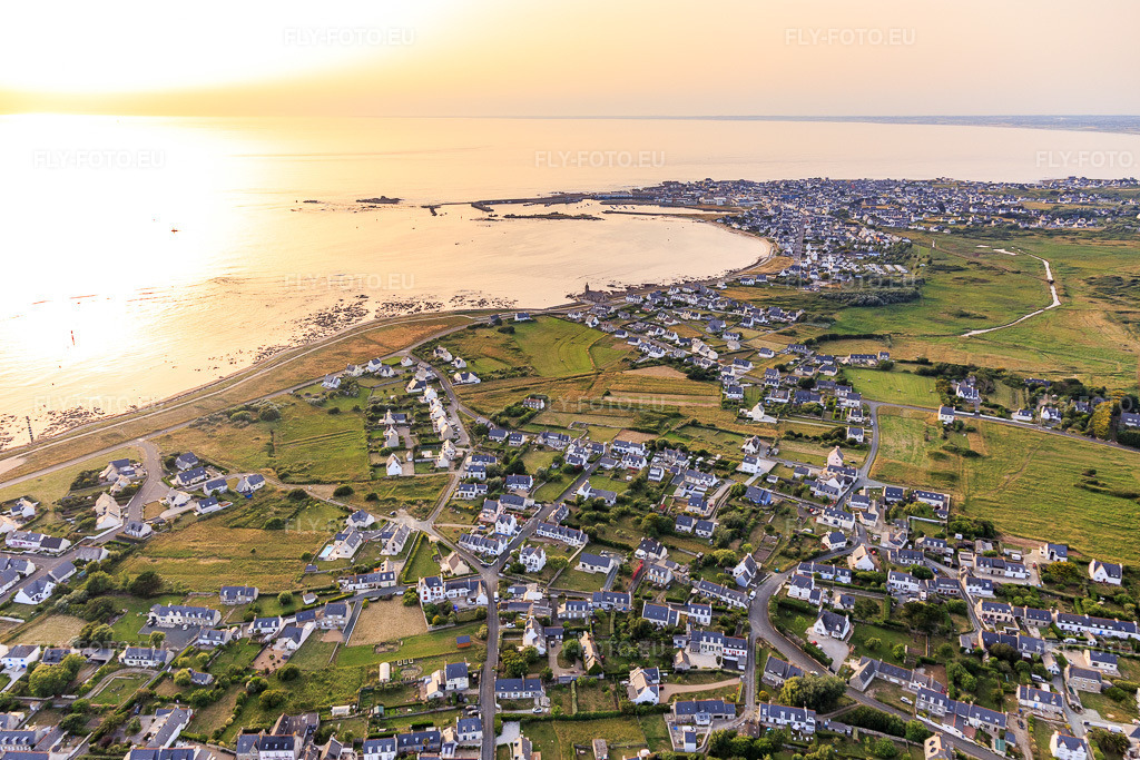 Vue aérienne: Vue de la ville sur la côte atlantique depuis le sud à le quartier St-Guenole-St Pierre in Penmarch dans le département Finistère, France.Photo: IMG_132621.jpg prise le 17/06/2022 par Werner Riehm/FLY-FOTO.euRésolution de l'original: 5211 x 3474 px