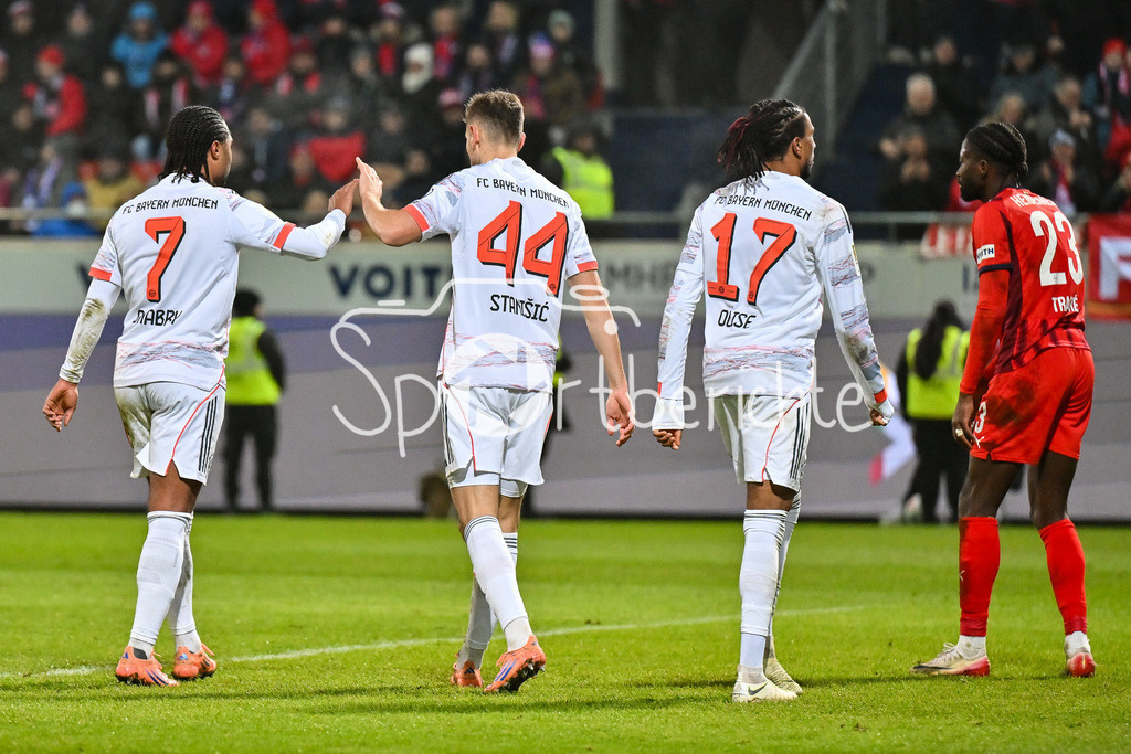 1. FC Heidenheim - FC Bayern München | HEIDENHEIM, GERMANY - 21. DECEMBER: Jubel der Bayern nach dem Treffer zum 0-3 durch Luis DIAZ (FC Bayern Munich 14) / Tor / Torschuetze / Freude / Happy während dem Bundesligamatch zwischen dem 1. FC Heidenheim und dem FC Bayern München am 15. Spieltag in der Voith-Arena / DFL REGULATIONS PROHIBIT ANY USE OF PHOTOGRAPHS AS IMAGE SEQUENCES AND/OR QUASI-VIDEO