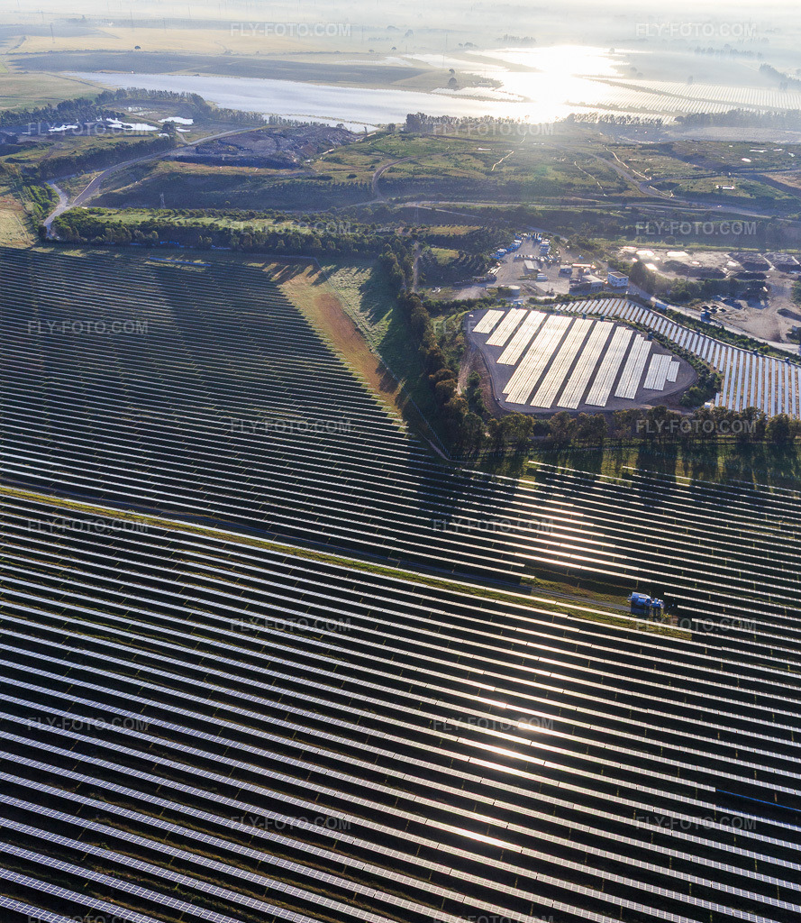 Aerial view: Huge photovoltaic solar power plant PFV DON RODRIGO at the waste incineration plant in Alcalá de Guadaíra in the state Seville, Spain. – Photo: IMG_145724.jpg taken on 04/22/2025 by Werner Riehm/FLY-FOTO.com – Resolution of the original: 3555 x 4096 px