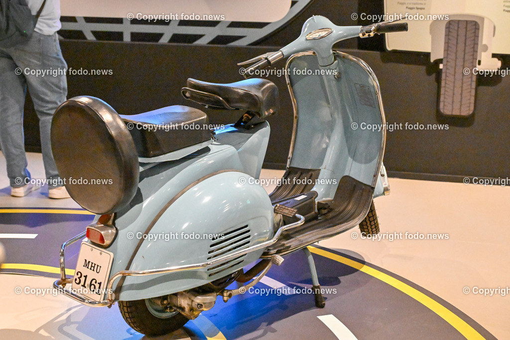 Italien_ Toskana_ Provinz Pisa_ Pontedera_ Vespa_ 29.05.2024-94 | 29.05.2024, Italien, ITA, Toskana, Pontedera im Bild Piaggio, Vespa, Museum

Piaggio ist ein italienischer Fahrzeughersteller mit Sitz in Pontedera. Das Unternehmen produziert verschiedene Mofas und Motorroller, unter anderem die Vespa, das Lastendreirad Ape sowie den Kleintransporter Porter. Zum Konzern gehören auch die Motorradmarken Aprilia, Derbi, Gilera, Laverda und Moto Guzzi. 
Quelle: Wikipedia