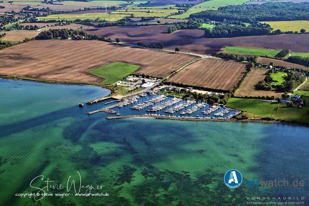 Luftbild Sporthafen Gelting-Mole - Dieser liegt an der schleswig-holsteinischen Ostseeküste | Der Sporthafen Gelting-Mole liegt an der schleswig-holsteinischen Ostseeküste und bietet erstklassige Bedingungen in einem der schönsten Segelreviere des Nordens, der Flensburger Förde. Er ist ein idealer Ausgangspunkt für Segler, die das einzigartige Revier sowie die dänische Südsee mit ihren idyllischen Inseln, Buchten und Häfen erkunden möchten.