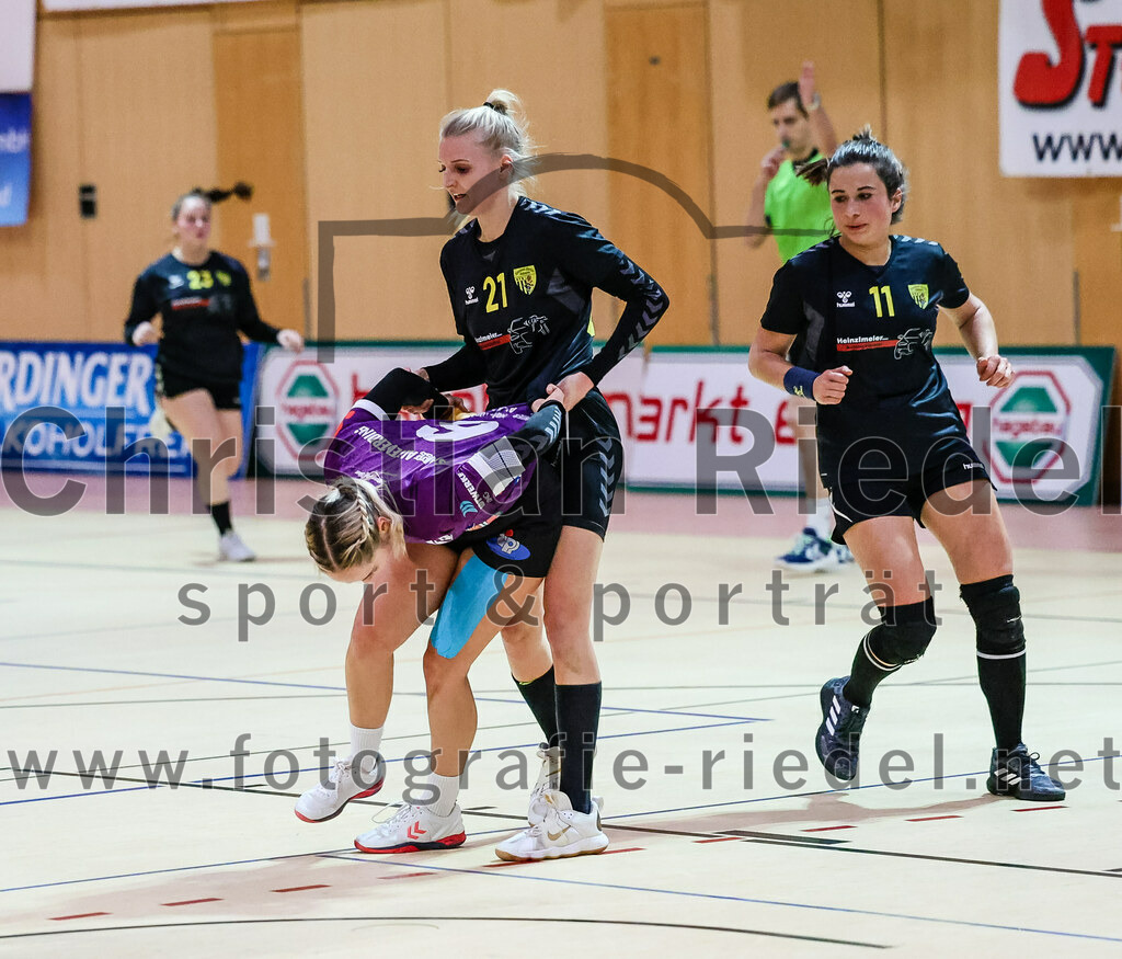 2023-12-17_032_SpVgg_Altenerding_II_gegen_HF_Scheyern | Erding, Deutschland, 17.12.2023:
Handball, Bezirksliga Frauen Altbayern 2023 / 2024, 9. Spieltag, SpVgg Altenerding II gegen HF Scheyern, Endergebnis: 22:26

Lena Prem (SpVgg Altenerding, #6), Carina Heimbach (HF Scheyern, #21), Lieselotte Landskron (HF Scheyern, #11)

Foto: Christian Riedel / fotografie-riedel.net