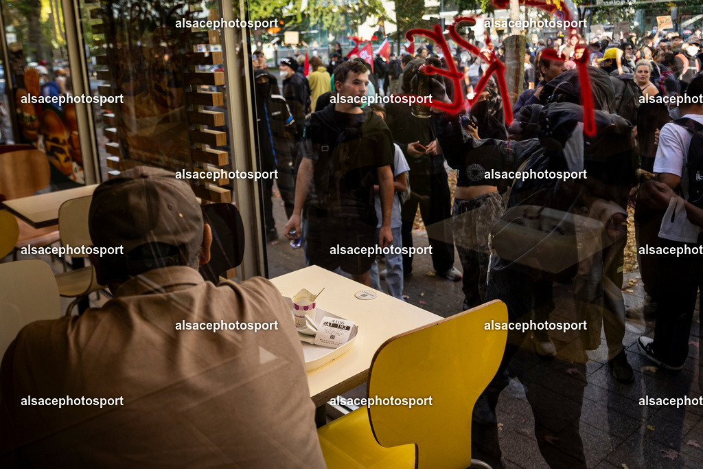 _B7A1167 | manifestation de lycéens à Strasbourg, le 6 octobre 2026, dans le cadre d’un mouvement national de protestation contre les conditions d’apprentissage. - Realisiert mit Pictrs.com