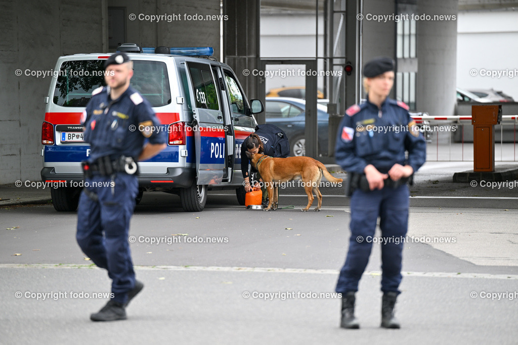 Polizeieinsatz Linz Nietzschestrasse nach Bombendrohung im Polizeigebaeude_ 22.05.2024-13 | 22.05.2024, AUT, Polizeieinsatz Linz Nietzschestrasse nach Bombendrohung im Polizeigebaeude, im Bild Polizei, Einsatz, Beamte, Fahrzeuge, Absperrung