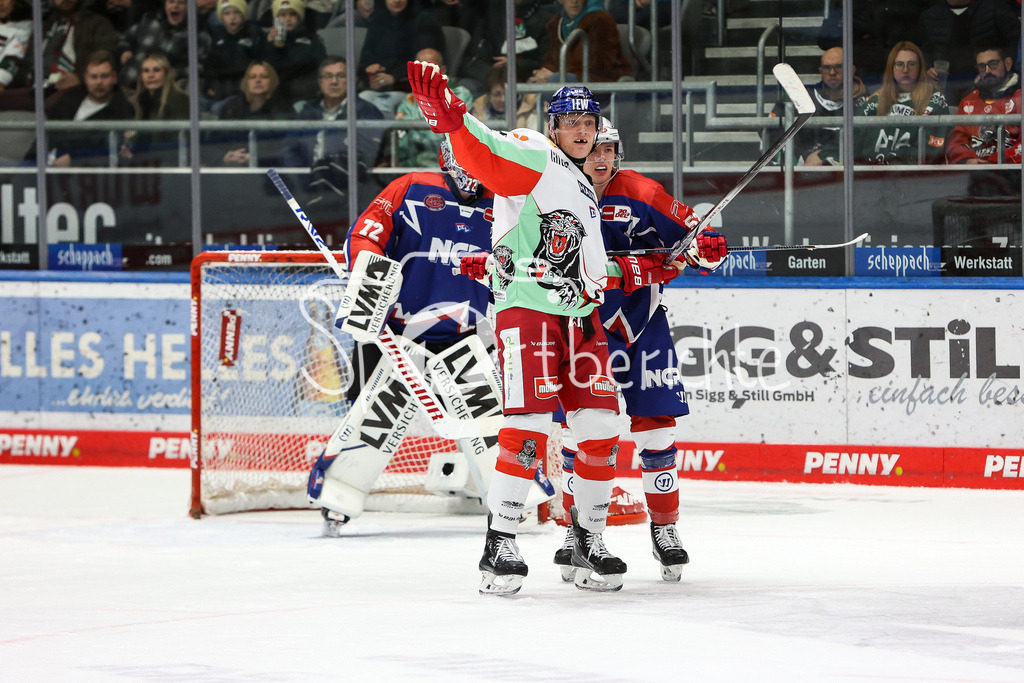 Augsburger Panther - Nürnberg ICE Tigers | Alexander OBLINGER (AEV #50) im Duell mit Danjo LEONHARDT (NIT #53) / Zweikampf / DEL Retro Spiel