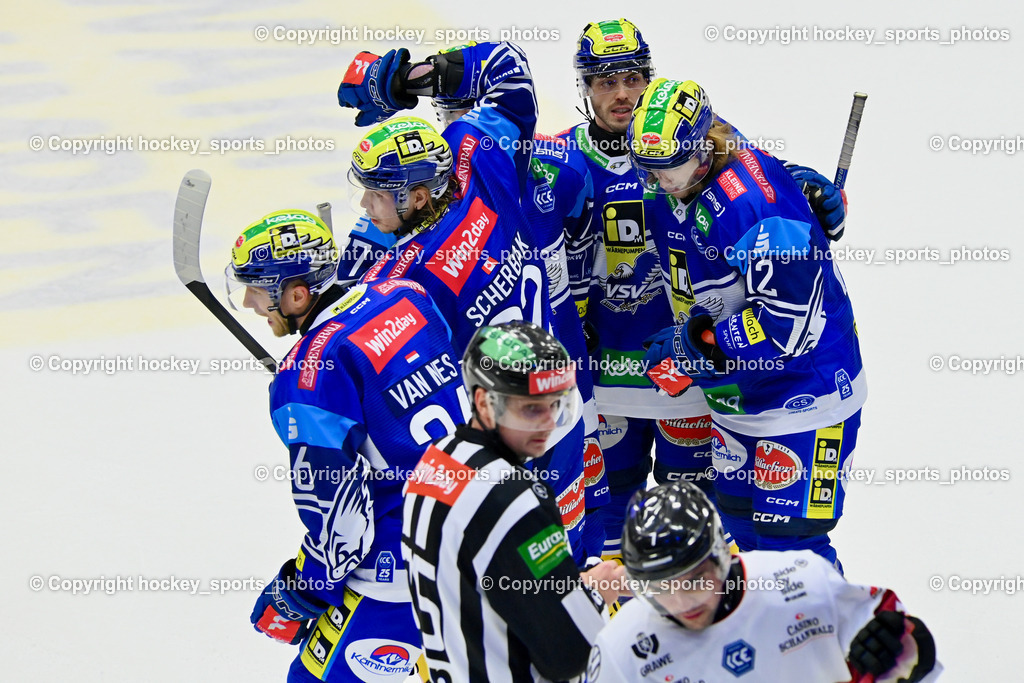 EC IDM Wärmepumpen VSV vs. Pioneers Vorarlberg 11.10.2024 | Jubel EC VSV Mannschaft, #22 SCHERBAK Nikita EC VSV, #77 LINDNER Philipp EC VSV, #10 VALLANT Thomas EC VSV, #26 VAN NES Guus EC VSV, EC IDM Wärmepumpen VSV vs. Pioneers Vorarlberg 11.10.2024, EC IDM Wärmepumpen VSV vs. Pioneers Vorarlberg am 11.10.2024 in Villach (Stadthalle Villach), Austria, (Photo by Bernd Stefan)