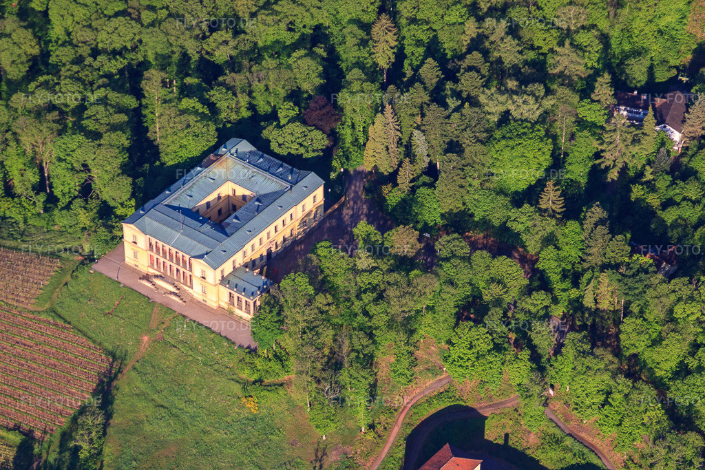 Luftbild: Schloss Villa Ludwigshöhe in Edenkoben im Bundesland Rheinland-Pfalz in Deutschland. Foto: IMG_64715.jpg vom 04.05.2014 durch Werner Riehm/FLY-FOTO.deVilla Ludwigshöhe . Burgenlandschaft Pfalz