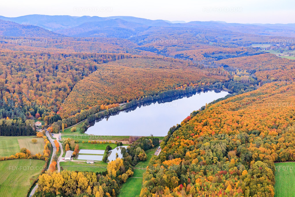 Aerial view: Plan d'Eau de Wolfartshoffen in Reichshoffen in the state Bas-Rhin, France. – Photo: IMG_084866.jpg taken on 10/24/2015 by Werner Riehm/FLY-FOTO.com – Resolution of the original: 5472 x 3648 px
