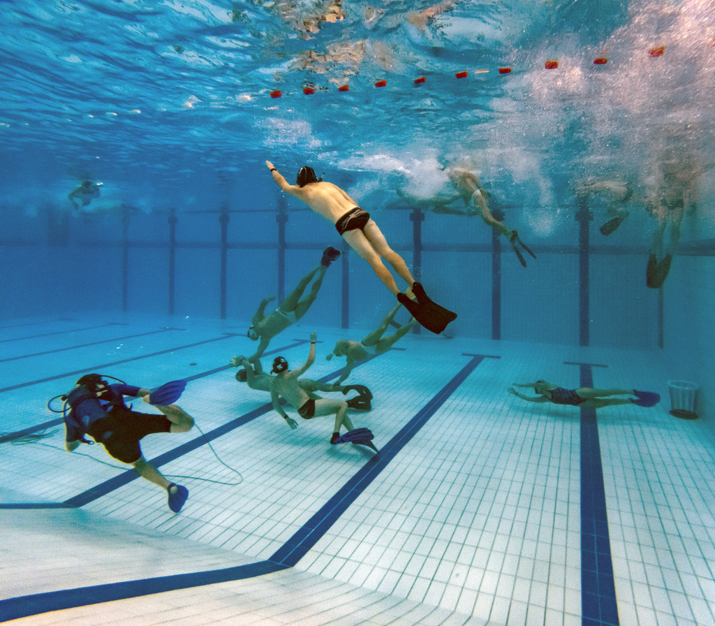 1. Bundesliga Süd in Bamberg am 16.10.2022 | Blick Unterwasser auf das UWR-Spielfeld im Spiel Pößneck (blau) gegen Bamberg (weiß).  - Realisiert mit Pictrs.com
