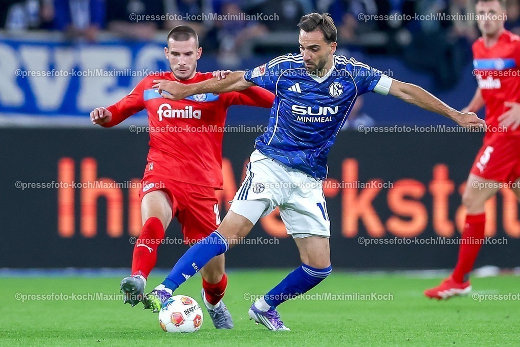 S0413092501078 | 13.09.2025, Fußball, FC Schalke 04 - Holstein Kiel, 5.Spieltag, 2. Fußball Bundesliga, Veltins-Arena Gelsenkirchen, Saison 2025 2026: David Zec (Holstein Kiel #26) im Zweikampf gegen  Kenan Karaman  (Schalke04 #19) DFB regulations prohibit any use of photographs as image sequences and or quasi-video.
