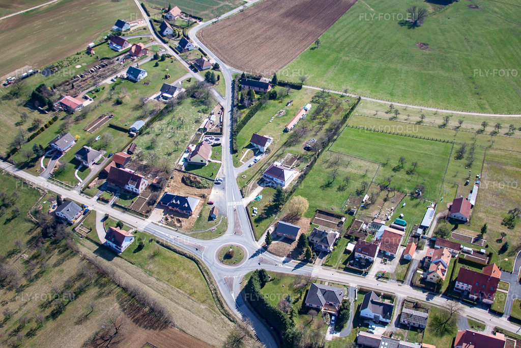 Vue aérienne: Vue de la ville à Butten dans le département Bas Rhin, France. Photo: IMG_38484.jpg prise le 20/03/2011 par Werner Riehm/FLY-FOTO.eu – Résolution de l'original: 4752 x 3168 px