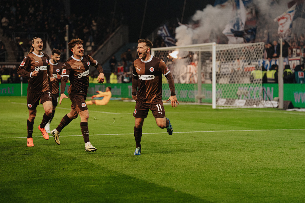 FCS08146 | Der offizielle Shop für FC St. Pauli Fotos. Wähle aus Spielszenen & Fanmomenten dein FCSP Wunschformat. Wir liefern Millerntor-Atmosphäre.